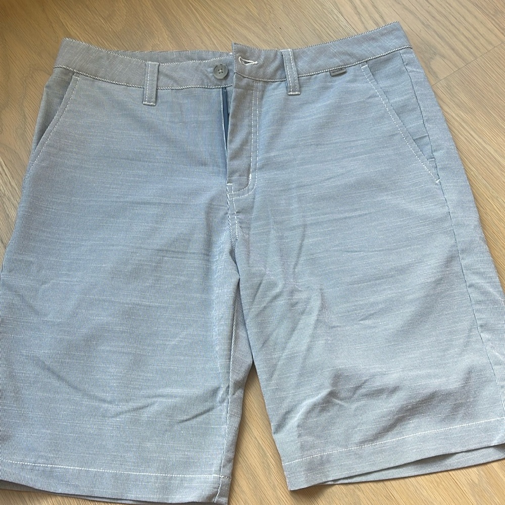 Travis Matthew casual shorts grey / blue stripe Mens 32 like new golf athletic